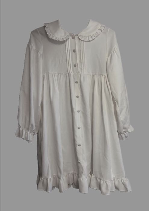 мила біла сукня