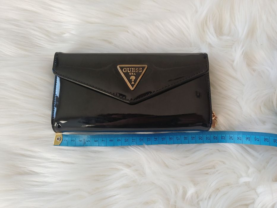 Portfel Guess czarny lakierowany – dużo kieszonek + kieszeń na drobne