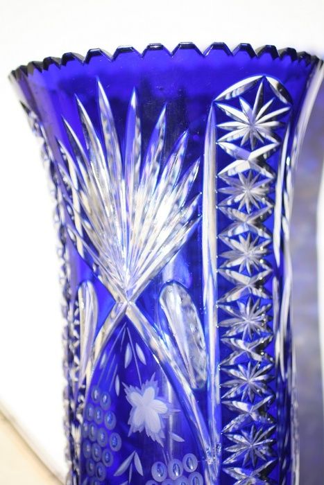 Jarrão de cristal em tons de azul e branco com uma lapidação explend