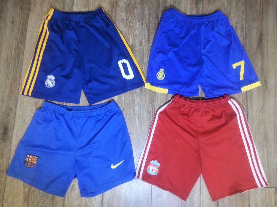 Різні футбольні шорти