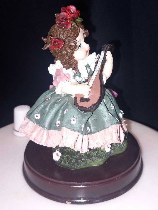 Estatueta decorativa, menina a tocar viola