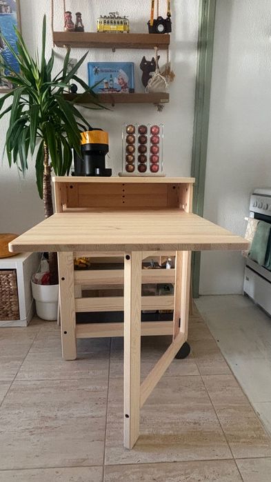 módulo de cozinha / mesa de refeição dobrável com rodas IKEA RESARÖ em pinho/madeira natural, acompanhado por 2 bancos de madeira