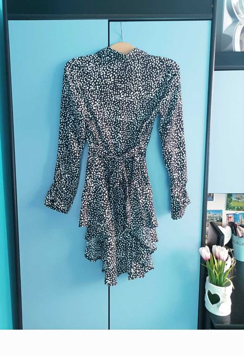 Apricot asymetryczna sukienka z ozdobnym paskiem