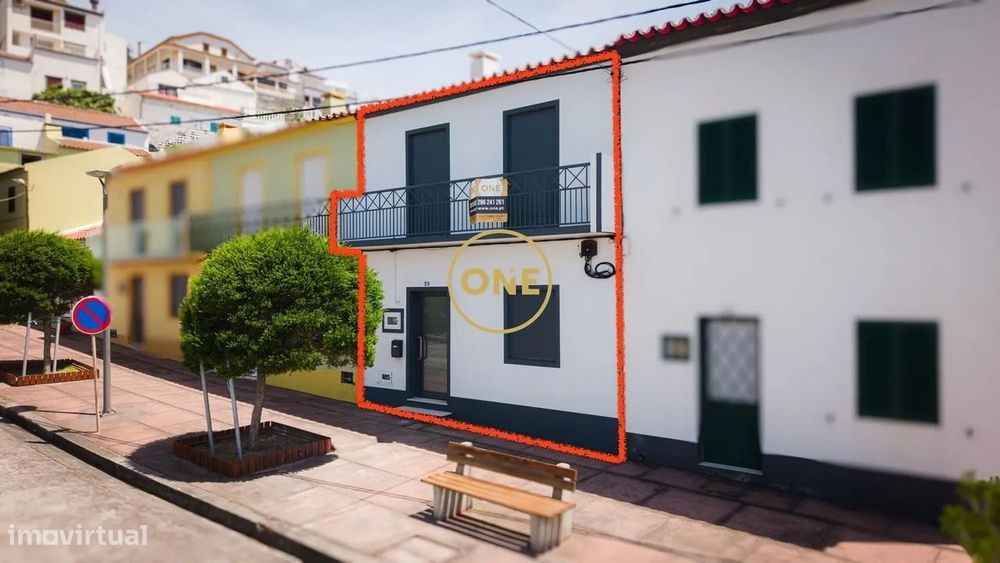Moradia T2 Totalmente Remodelada em Frente à Praia da Ribeira Quente