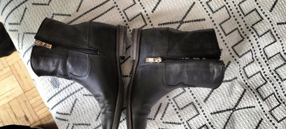 Buty damskie skórzane botki bez ocieplenia . Firmy Carinii.