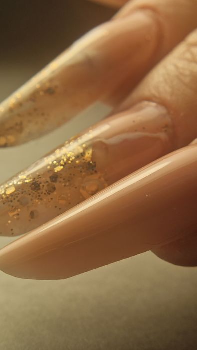 Paznokcie hybrydowe i żelowe  .