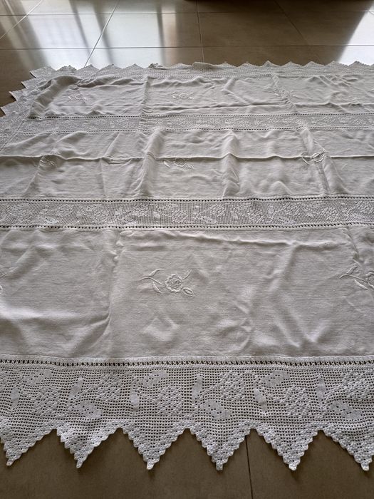 Toalha de mesa de linho e renda