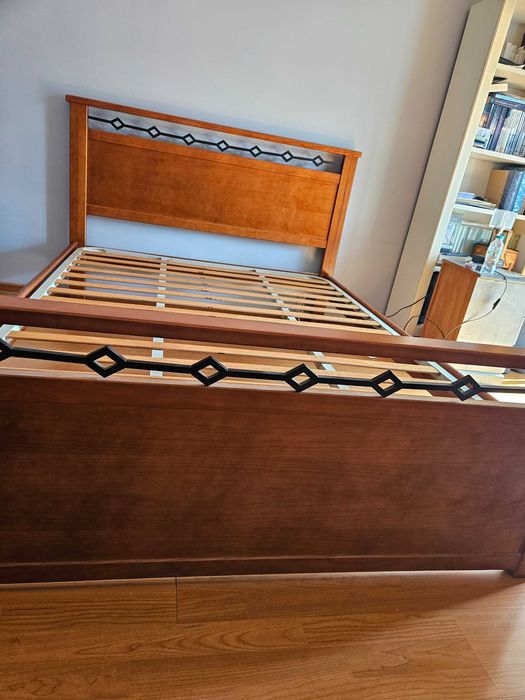 Cama de casal em madeira