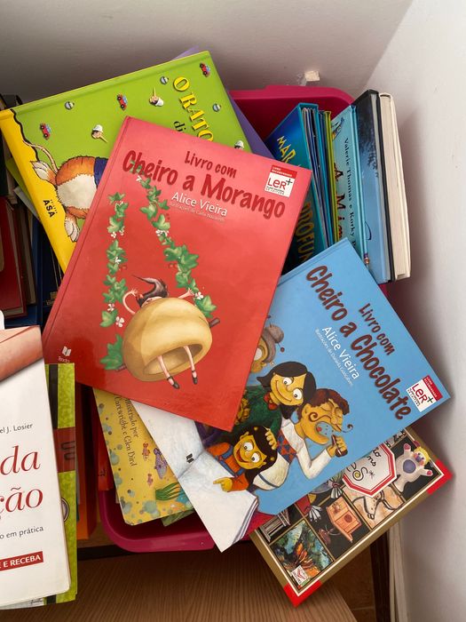 Caixa com livros infantis