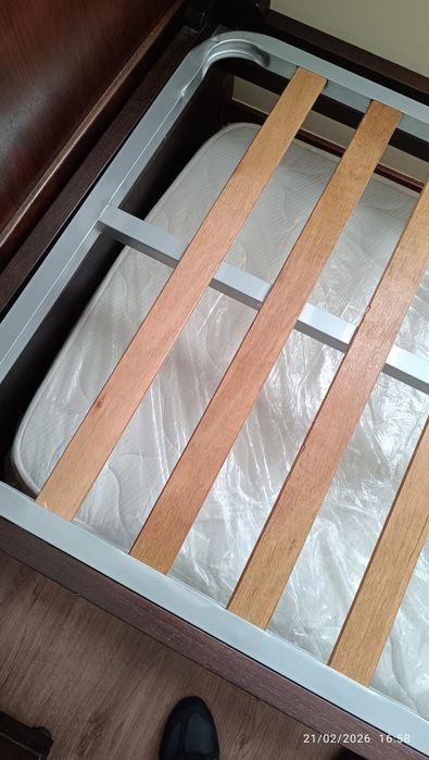 Cama de solteiro maciça, com  estrado duplo que faz outra cama