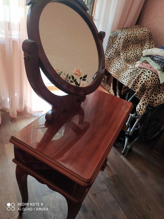 Красивый винтажный туалетный столик