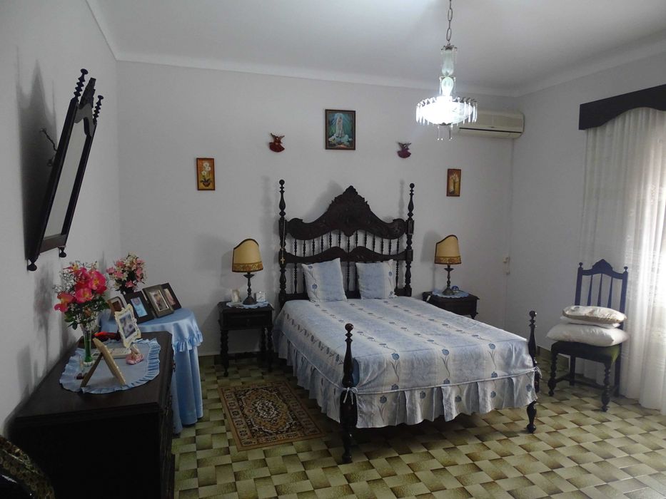 Quarto completo clássico em castanheiro – anos 80, excelente estado