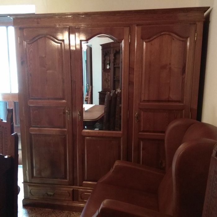 Mobília de quarto em madeira de castanho