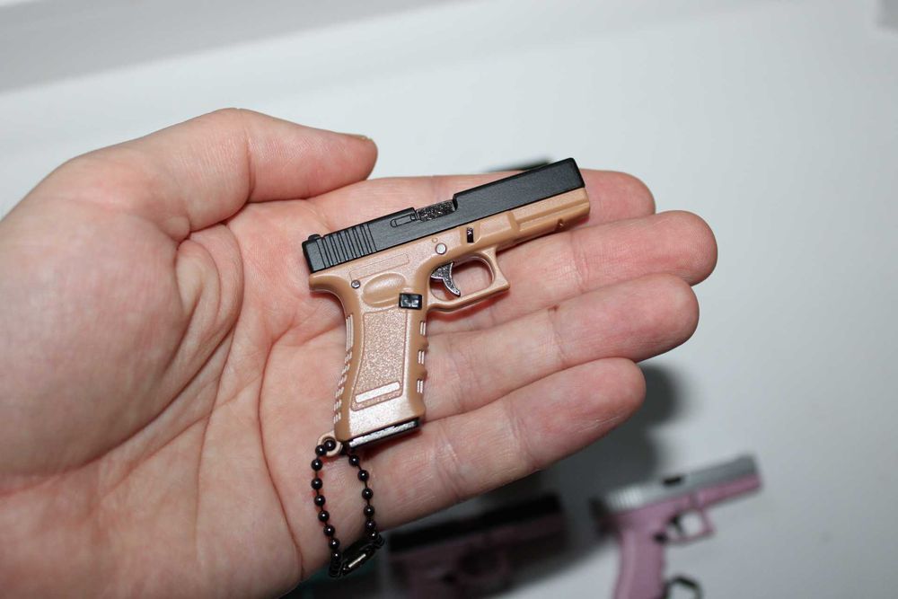 Брелок-пістолет GLOCK G45 — металевий сувенір
