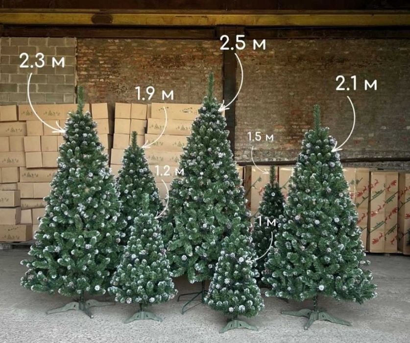 Искуственная ёлка зеленая с шишками. Ялинка штучна. Очень красивая.