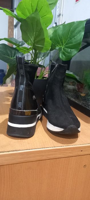 Botas preta marca XTI