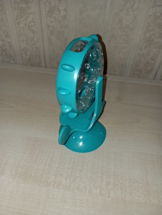 Игрушка-кормушка для кошек Supretto на присоске