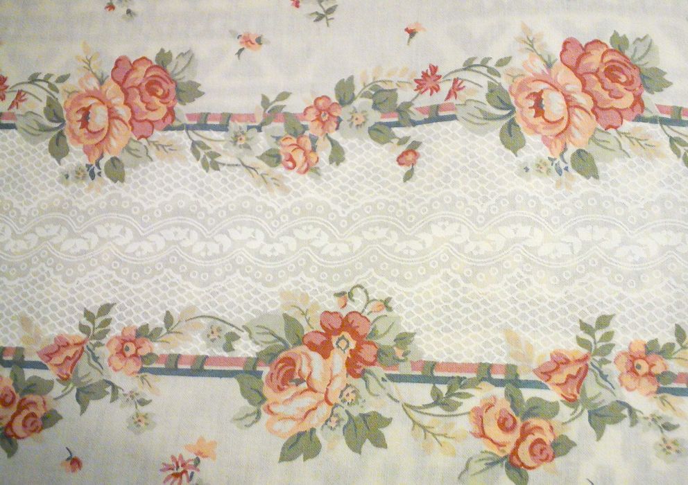Obrus, zasłonka, materiał ecri z różami i nadrukiem białej koronki