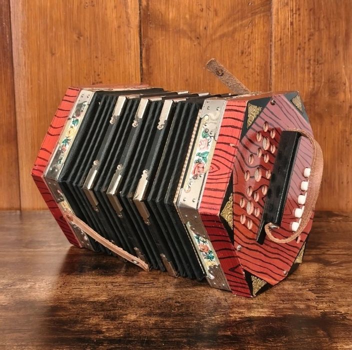 Concertina antiga em bom estado de conservação e funcionamento
