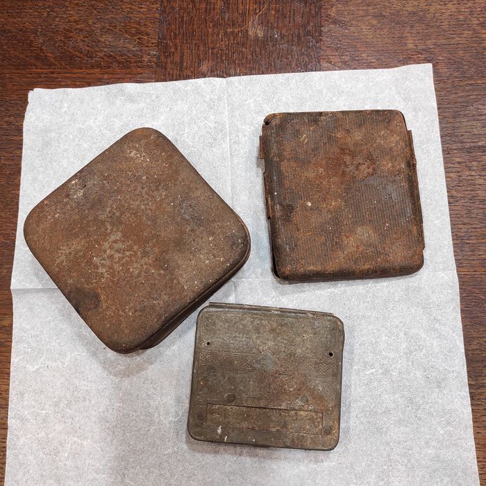 Stare metalowe pojemniki papierośnica