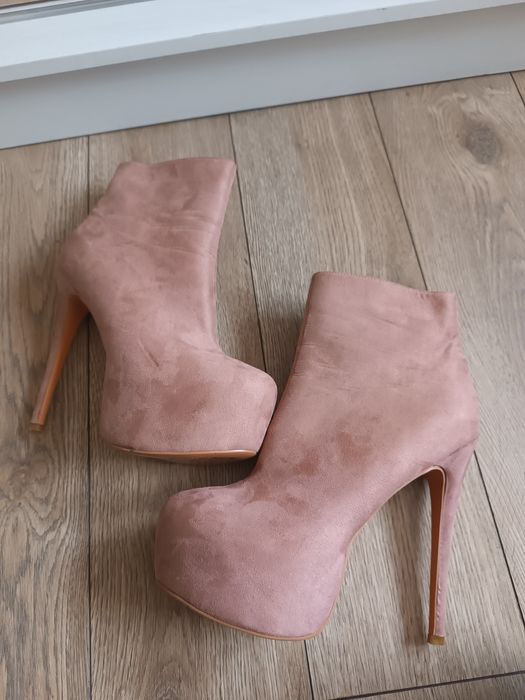 Kremowe botki na szpilce