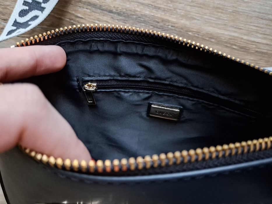 Torebka listonoszka Guess Caracara