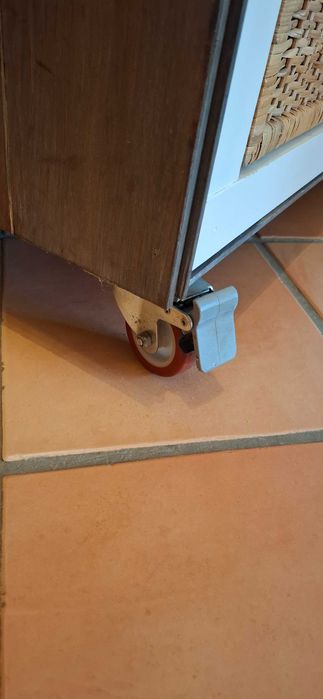 Estantería moderna com cestos - ideal para guardar sapatos ou como móvel de entrada