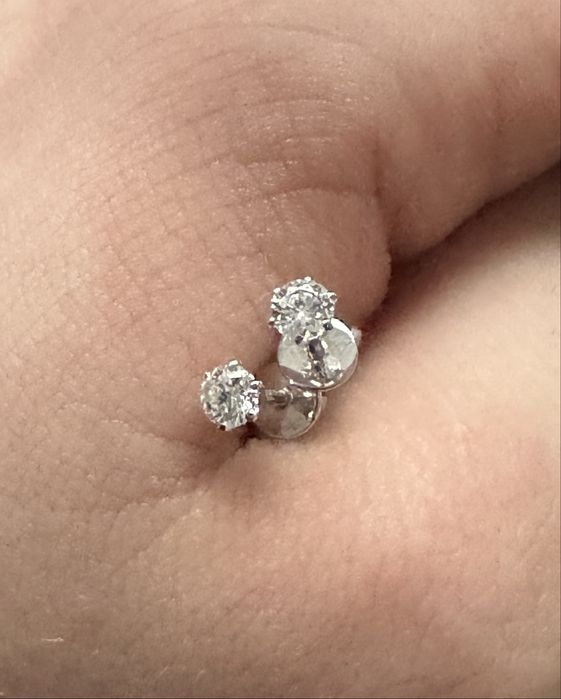 Продаю сережки із білого золота із каменями Swarovski.