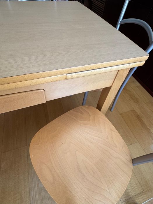 Mesa em madeira maciça com 6 cadeiras