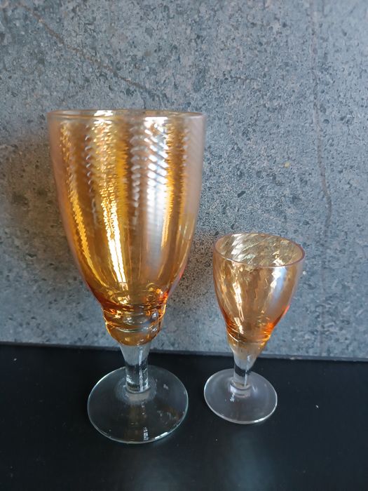 Стакани великі та малі