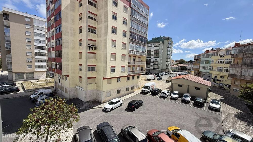 t2 com varanda e arrecadação bem localizado em Algueirão, Men Martins
