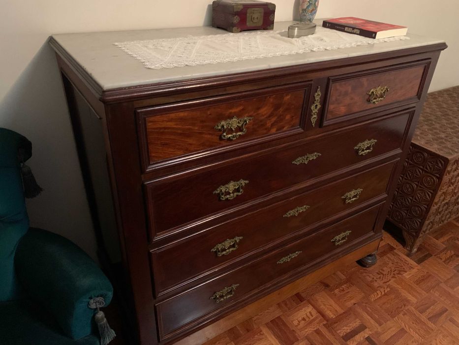 CÓMODA /CAMISEIRO CLÁSSICA EM MADEIRA ESCURA COM TAMPO EM PEDRA