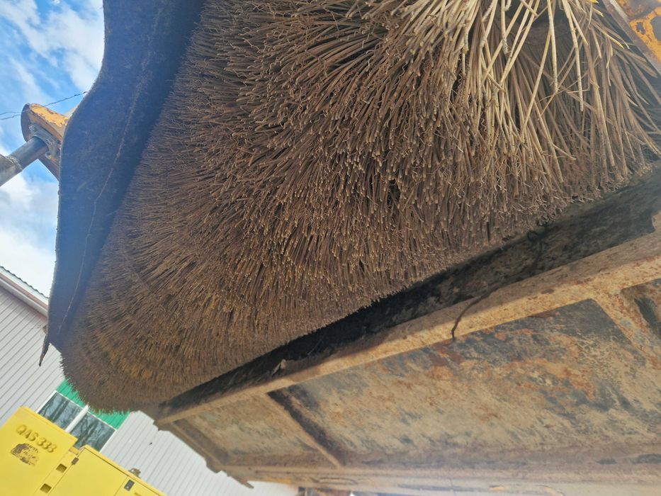 Щітка комунальна JCB SC240, підмітальна, замітальна з бункером