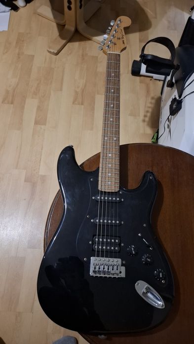 Gitara basowa z zmacniaczem