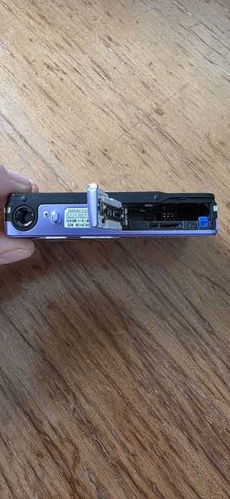 Maquina fotográfica digital DESLIGADA Samsung ST30 roxa