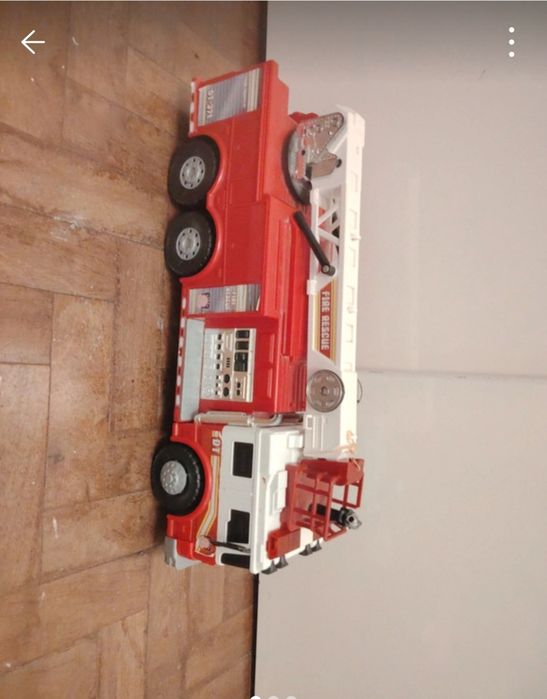 Carrinho de bombeiros faz som e tem botão musical