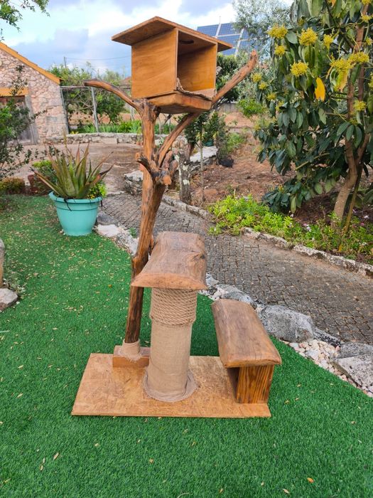 Arranhador/ parque didático para gatos artesanal.