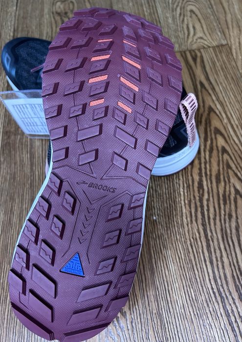 Кросівки brooks жіночі