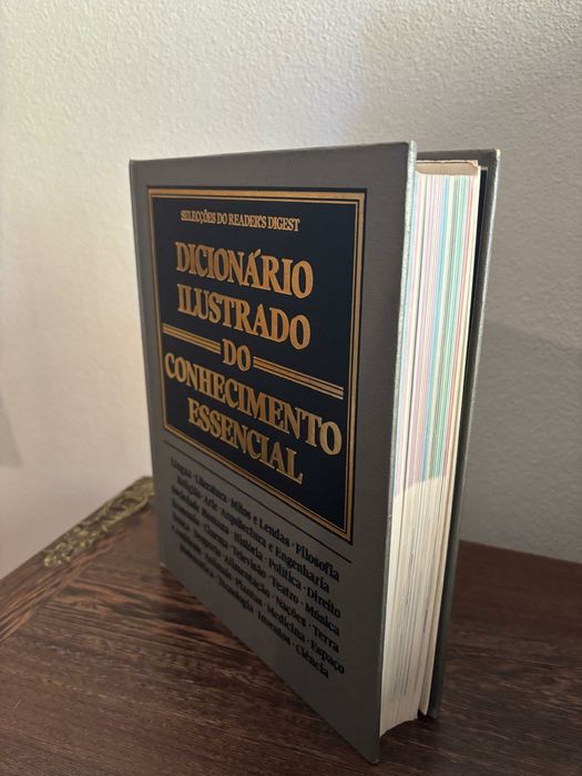 Livro "Dicionário Ilustrado do Conhecimento Essencial"