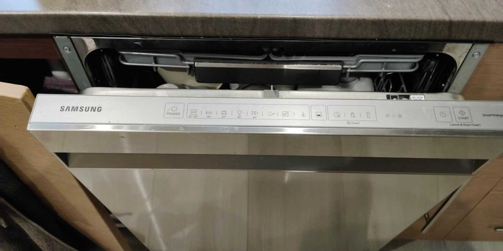 Meble kuchenne, zmywarka i mikofalówka