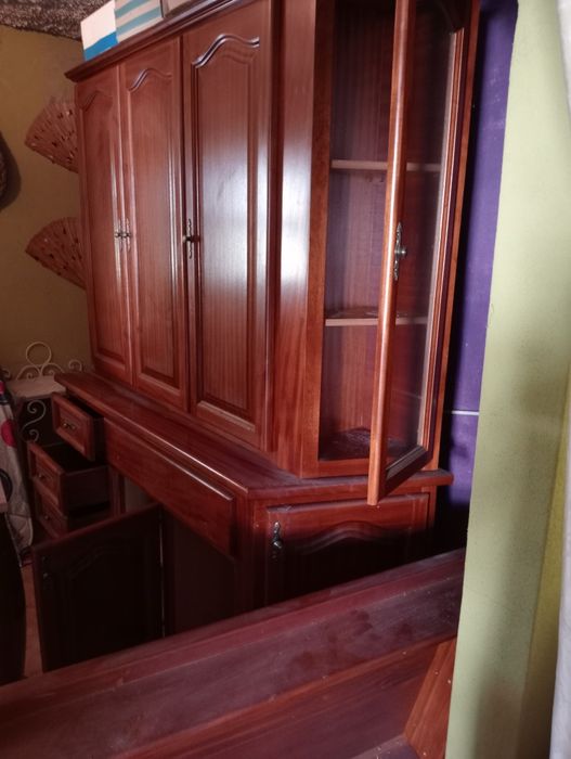 Móvel de cozinha com mesa impecável