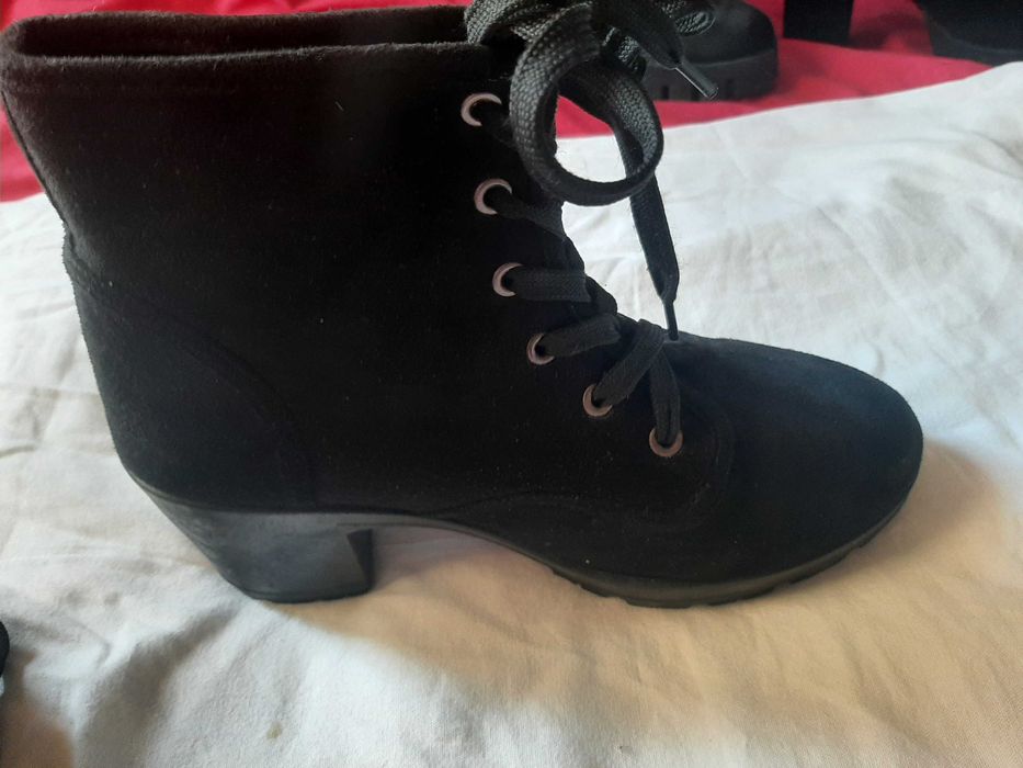 Czarne buty na obcasie