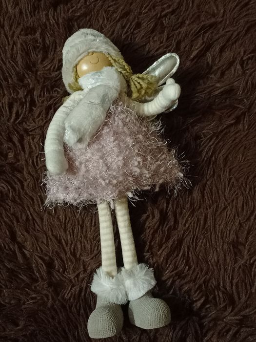 Lalka w sukience i czapeczce