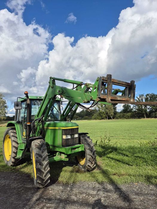 John Deere 6210, 1998 r. Ciągnik rolniczy z ładowaczem, widłami i łyżką