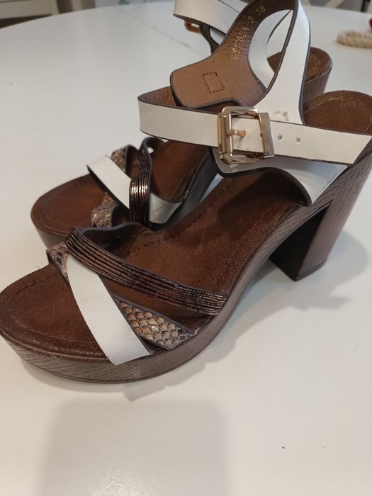 Sandały na koturnie