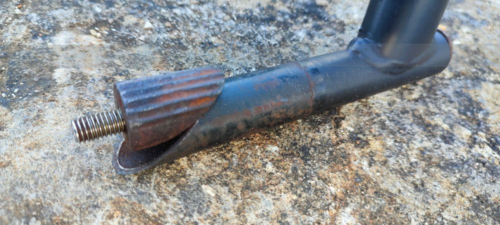 Guiador de bicicleta com peça de fixação.