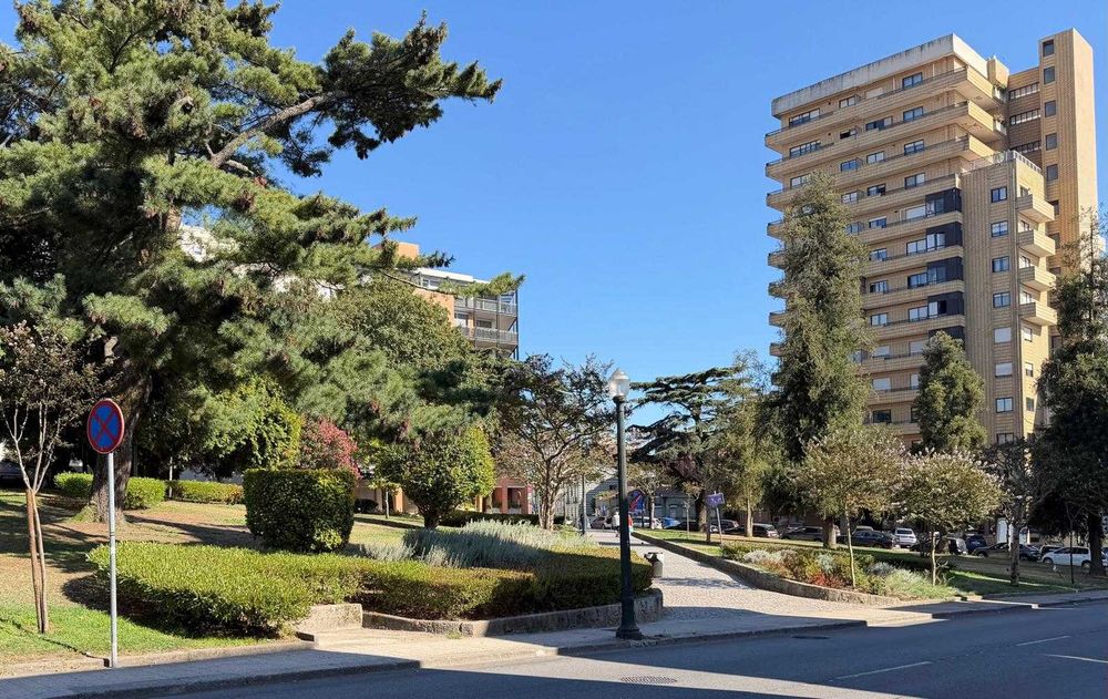 T3 Mobilado para arrendamento, Praça rainha D. Amélia, em prédio de prestigio