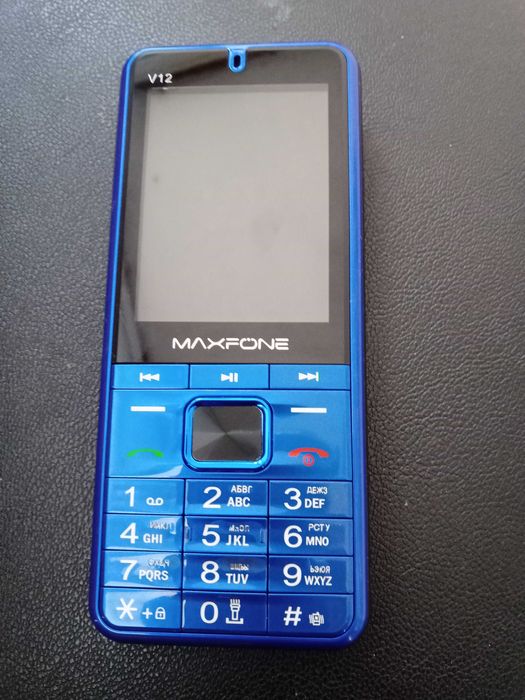 Телефон на 4 сим карты MAXFONE V12.
