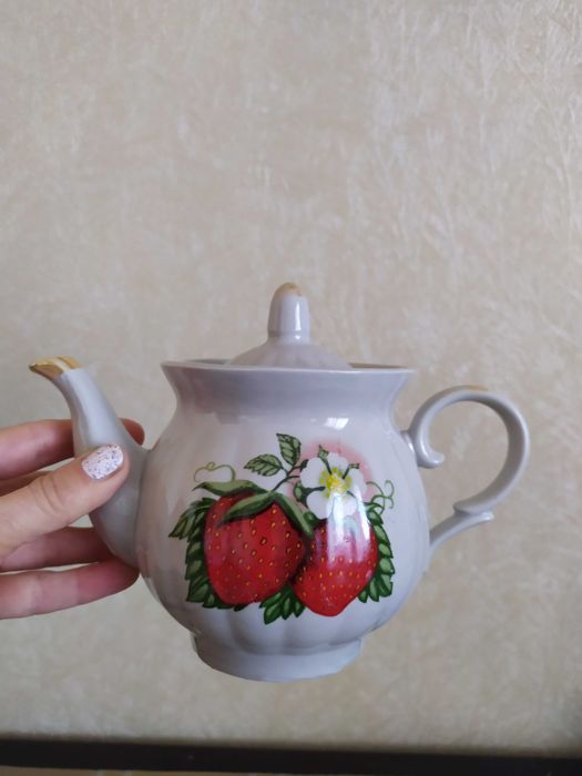 Чайник заварник с клубничками