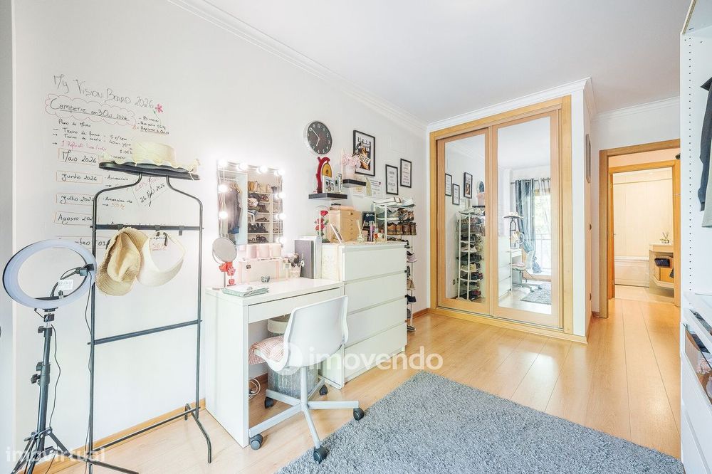 Apartamento T2 moderno, com garagem e varanda enorme, na Malvarosa